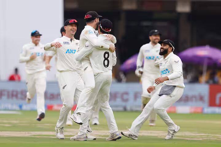 न्यूझीलंड विरुद्ध बंगळुरू येथे खेळल्या जात असलेल्या पहिल्या कसोटीत टीम इंडिया अवघ्या 46 धावांत ऑलआऊट झाली. कसोटी क्रिकेटच्या इतिहासात घरच्या मैदानावर टीम इंडियाची ही सर्वात कमी धावसंख्या आहे. कसोटी क्रिकेटच्या इतिहासात पहिल्यांदाच भारतीय संघ घरच्या मैदानावर खेळताना 50 धावांच्या आत ऑलआऊट झाला आहे. (फोटो- सोशल मीडिया)