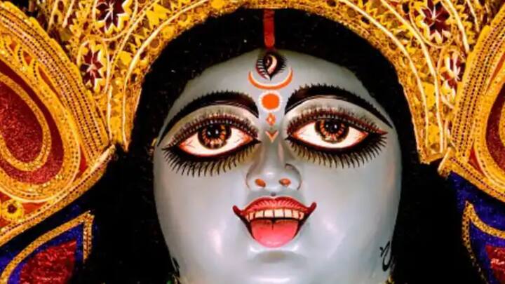 অতএব সেই রাতেই হবে মা কালীর আরাধনা। পরের দিন অর্থাৎ ১ নভেম্বর, শুক্রবার সকাল ৬টা ১৫ অবধি থাকছে অমাবস্যা তিথি। এই দিনটি পালিত হচ্ছে দিওয়ালি হিসেবে।