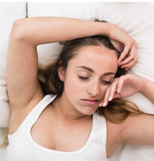 ਨੀਂਦ ਦੀ ਕਮੀ ਕਾਰਨ ਕਈ ਤਰ੍ਹਾਂ ਦੀਆਂ ਸਿਹਤ ਸੰਬੰਧੀ ਸਮੱਸਿਆਵਾਂ ਹੋਣ ਲੱਗਦੀਆਂ ਹਨ। ਏਮਜ਼ ਨਵੀਂ ਦਿੱਲੀ ਦੀ ਰਿਪੋਰਟ ਮੁਤਾਬਕ ਭਾਰਤ ਵਿੱਚ ਕਰੀਬ 10 ਕਰੋੜ ਲੋਕ ਨੀਂਦ ਦੀ ਸਮੱਸਿਆ ਤੋਂ ਪੀੜਤ ਹਨ।