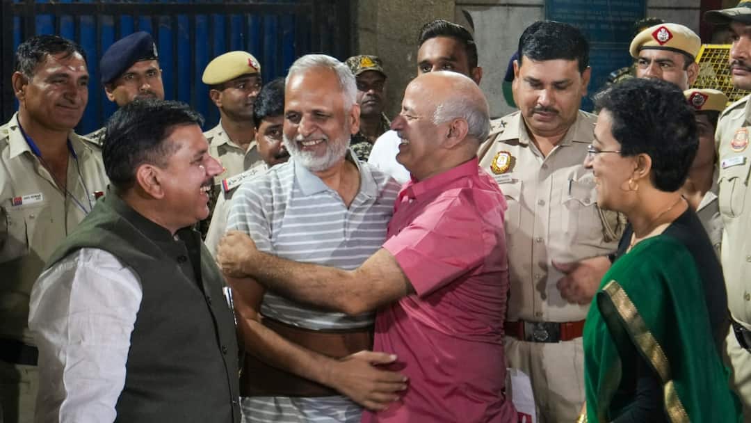 Satyendra Jain released from Tihar Jail after he was granted bail तिहाड़ से रिहा हुए सत्येंद्र जैन, समर्थकों से बोले- 'आग का दरिया है, जेल तो जाना पड़ेगा'