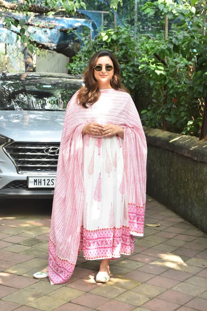 परिणीति ने अपना लुक खुले बालों, लाइट मेकअर और आंखों पर काला चश्मा लगाकर पूरा किया है.