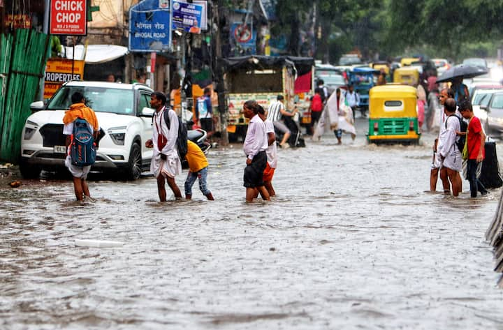 The Meteorological Department has issued a yellow alert of lightning and storm in Mumbai, the capital of Maharashtra. There is also a possibility of rain during this period.