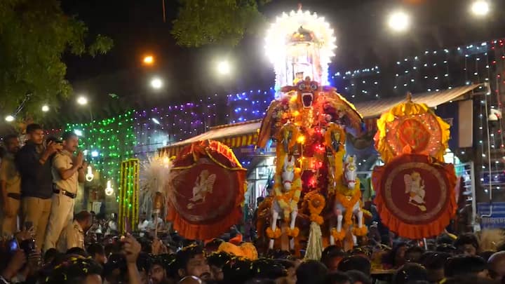 तुळजाभवानी मातेचा छबिना या काठ्यांसह मोठ्या उत्साहात काढण्यात आला.