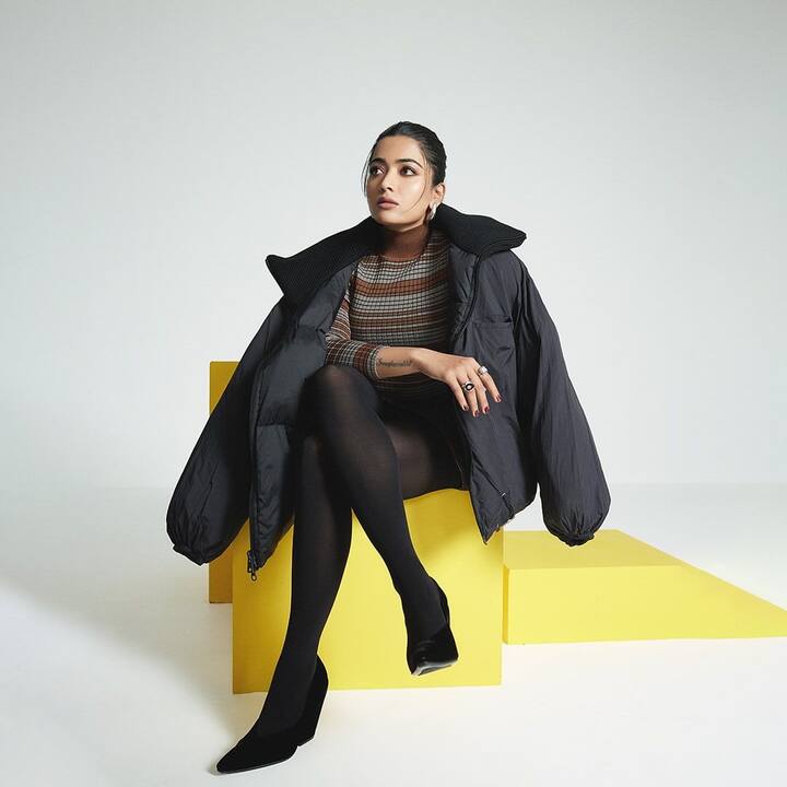 రష్మిక మందన్న తన లేటెస్ట్ ఫోటోలను సోషల్ మీడియాలో షేర్ చేసింది. వింటర్​ కలెక్షన్స్​లో ఫోటోలకు హాట్ ఫోజులిచ్చింది క్రష్మిక. (Images Source : Instagram/Rashmika Mandanna)