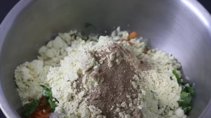 தேவையான அளவு தண்ணீர் சேர்த்து தோசை சுடும் பதத்திற்கு மாவு இருக்க வேண்டும். மாவு தயாரானதும் 5 நிமிடங்கள் கழித்து தோசைகளாக ஊற்றி எடுக்கவும். 