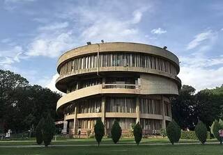 ਪੰਜਾਬ ਯੂਨੀਵਰਸਿਟੀ ਨੇ ਵਧਾਈ ਪੇਪਰਾਂ ਦੀ ਫੀਸ, ਵਿੱਤੀ ਸੰਕਟ ਦਾ ਦਿੱਤਾ ਹਵਾਲਾ, ਵਿਦਿਆਰਥੀਆਂ ਨੇ ਕੀਤਾ ਰੋਸ ਪ੍ਰਦਰਸ਼ਨ, ਜਾਣੋ ਕਿੰਨੀ ਵਧੀ ਫੀਸ