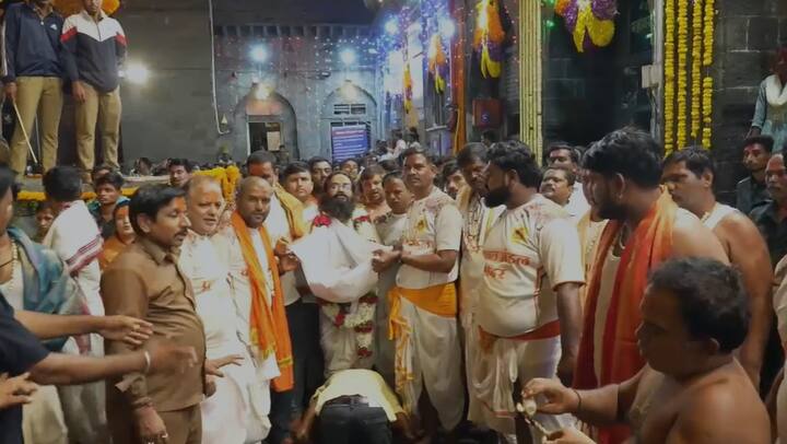 छबिण्यासाठी सोलापुरातील शिवलाड तेली समाजाच्या काठ्या आणि पालखीला मान आहे.