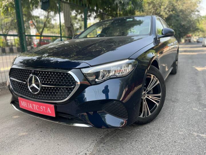 মার্সিডিজ-বেঞ্জ ভারতে একটি দীর্ঘ হুইলবেস সংস্করণ দেওয়ার সিদ্ধান্ত নিয়েছে। এখন মার্সিডিজ-বেঞ্জ এটিকে আরও কিছুটা উন্নত করেছে। এতে আরও অনেক প্রযুক্তি যুক্ত করেছে। এই গাড়ি আরও দীর্ঘ এবং প্রচুর রোড প্রেজেন্স থাকায় এস-ক্লাসের মতো বড় দেখায় এই গাড়ি।