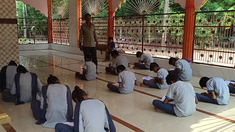 Kharkadi village of Bhavnagar gave the exam to the students of class 9 sitting in the temple Bhavnagar: લ્યો બોલો! ભાવનગરના આ ગામમાં વિદ્યાર્થીઓએ મંદિરમાં બેસીને આપવી પડી પરીક્ષા, કારણ જાણીને ચોંકી જશો