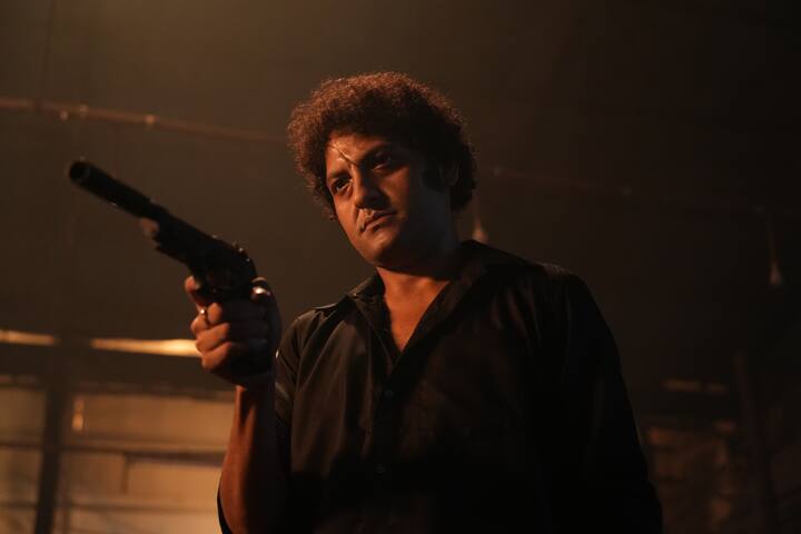 তাঁদের বাড়িতে এসেই সেই বন্ধু রহস্যজনকভাবে মারা যায়, রেখে যায় একটি টাকা ভর্তি স্যুইকেস। এই স্যুটকেসকে ঘিরেই বদলে যায় তাঁদের জীবন।