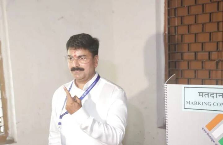 राहुल शेवाळे यांना लोकसभा निवडणुकीत पराभव स्वीकारावा लागला होता. दक्षिण मध्य मुंबईतून ठाकरेंच्या शिवसेनेच्या अनिल देसाईंनी राहुल शेवाळे यांना पराभूत केलं होतं. आता राहुल शेवाळे चेंबुर विधानसभा मतदारसंघासाठी इच्छुक असल्याच्या चर्चा आहेत. तिथं सध्या ठाकरेंच्या सेनेचे प्रकाश फातर्फेकर आमदार आहेत. या ठिकाणी देखील दोन्ही सेनेत सामना होऊ शकतो. चेंबुरमधून अनिल देसाईंना आघाडी मिळाली होती.