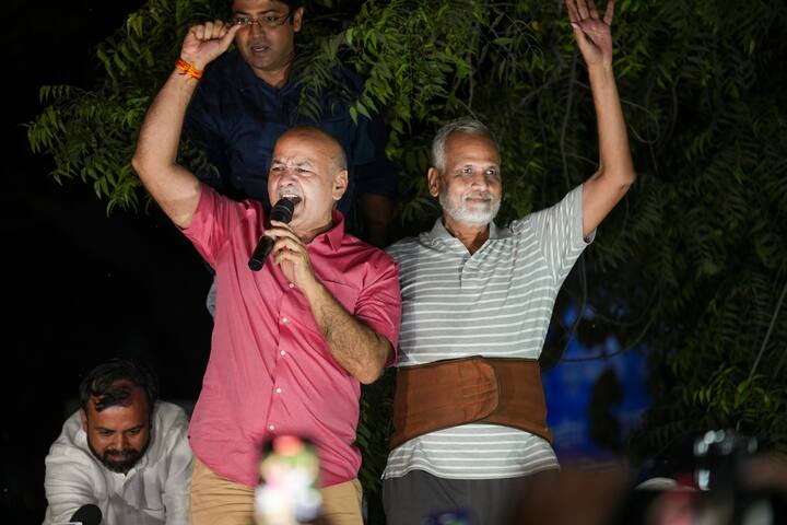 AAP leader Manish Sisodia also expressed his sentiment, saying,