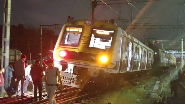 मुंबईतील मध्य रेल्वे लाईनवर टिटवाळा-सीएसटी मार्गावर आज लोकलच्या गार्डचा डब्बा घसरला.