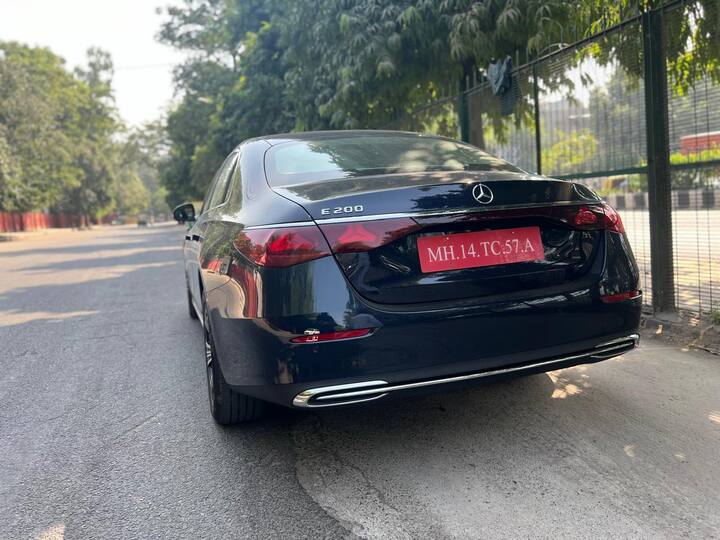 মার্সিডিজ-বেঞ্জ 1994 সালে W124 ই-ক্লাসের সঙ্গে এই গাড়ি বাজারে এনেছিল। এখন ষষ্ঠ প্রজন্মের মডেলটি ভারতে আসে৷ দেশে সবচেয়ে জনপ্রিয় বিলাসবহুল গাড়িগুলির মধ্যে একটি এই কার। এর আগের প্রজন্মের মডেলটিও হিট হয়েছিল।