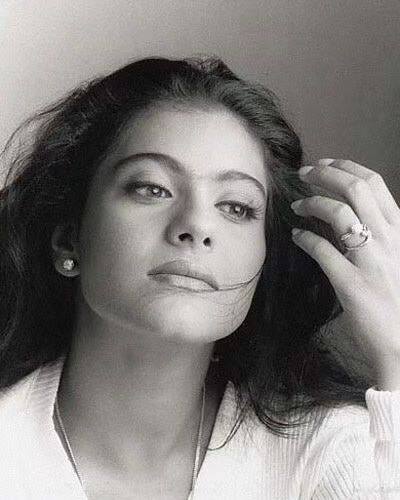 अगर आप अभी भी इन्हें पहचान नहीं पाए हैं. तो बता दें कि ये दिग्गज एक्ट्रेस तनुजा की बेटी की सुपरस्टार बेटी काजोल हैं. जिन्होंने सिर्फ 16 साल की उम्र में अपने करियर की शुरुआत की थी. क्योंकि उनका मन पढ़ाई में बिल्कुल भी नहीं लगता था.