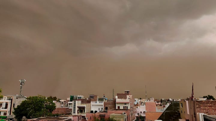 আবহাওয়া সূত্রে খবর, গতকাল কলকাতায় ২৬ থেকে ৩২ ডিগ্রির মধ্যে তাপমাত্রা ঘোরাফেরা করছিল। তবে আজ কলকাতায় ২৭ থেকে ৩৩ ডিগ্রির মধ্যেই তাপমাত্রা থাকতে পারে বলেই জানিয়েছে হাওয়া অফিস।