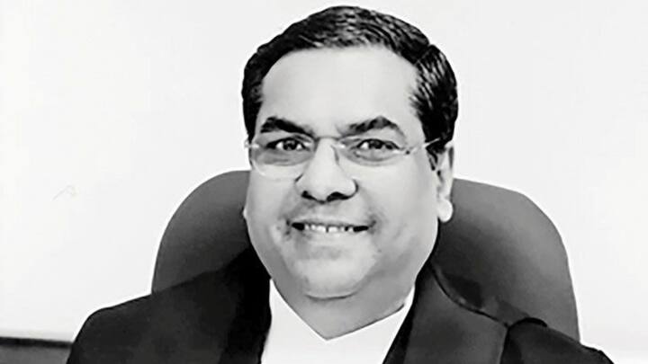 चीफ जस्टिस डीवाई चंद्रचूड़ 10 नवंबर 2024 को रिटायर होंगे. उन्होंने अपने उत्तराधिकारी के तौर पर जस्टिस संजीव खन्ना के नाम की सिफारिश केंद्र सरकार को भेजी है. जस्टिस खन्ना का नाम प्रस्तावित करते हुए सीजेआई ने प्रधानमंत्री नरेंद्र मोदी को पत्र लिखा है, जिसमें उन्हें देश का अगला चीफ जस्टिस बनाने का अनुरोध किया है.