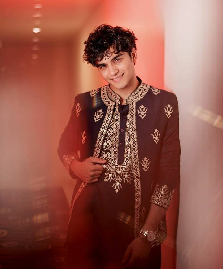 Abhay Verma opts for a regal dark blue embellished kurta and pajama set, topped with a stylish jacket.