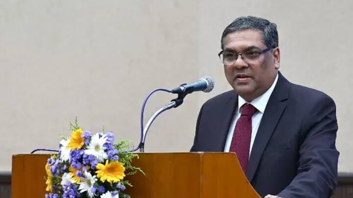 VVPAT का 100% वैरिफिकेशन, इलेक्टोरल बॉन्ड स्कीम, अनुच्छेद 370​ निरस्त करने वाली पीठ में जस्टिस संजीव शामिल रहे हैं. इसके अलावा बिलकिस बानो केस में भी उन्होंने फैसला दिया था.