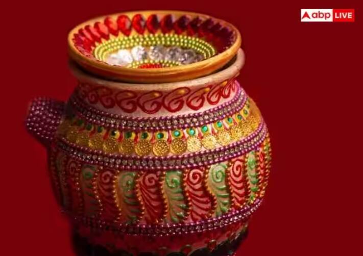 ਇਸ ਤੋਂ ਇਲਾਵਾ, ਪੂਜਾ ਤੋਂ ਬਾਅਦ, ਤੁਸੀਂ ਮਿੱਟੀ ਦੇ ਕਰਵੇ ਨੂੰ ਨਦੀ ਵਿੱਚ ਪ੍ਰਵਾਹ ਕਰ ਸਕਦੇ ਹੋ ਜਾਂ ਇਸ ਨੂੰ ਦਰੱਖਤ ਦੇ ਹੇਠਾਂ ਵੀ ਰੱਖ ਸਕਦੇ ਹੋ। ਪਰ ਧਿਆਨ ਰੱਖੋ ਕਿ ਦਰੱਖਤ ਦੇ ਨੇੜੇ ਕੋਈ ਗੰਦਗੀ ਨਾ ਹੋਵੇ ਜਾਂ ਕਰਵੇ ਨੂੰ ਆਰਾਮ ਨਾਲ ਰੱਖੋ ਤਾਂ ਕਿ ਉਹ ਟੁੱਟੇ ਨਾ।