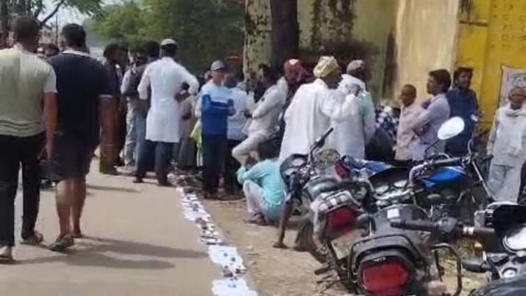 MP Shortage of Fertilizer Farmers With Land Documents Standing in queue in Sehore District Near Bhopal MP में खाद की किल्लत! सीहोर में जमीन के कागजात के साथ कतार में किसान, विपक्ष ने सरकार को घेरा