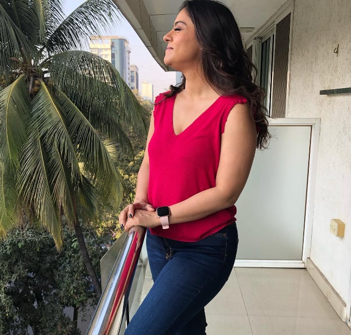 अजय देवगन के घर की बालकनी भी काफी स्पेशियस और एयरी है. ये बाहर के नजारे को एंजॉय करते हुए एक कप चाय पीने, किताब पढ़ने या तस्वीरें क्लिक कराने के लिए बेस्ट प्लेस है. काजोल और निसा के इंस्टाग्राम अकाउंट पर अजय देवगन के घर की इस बालकनी को देखा जा सकता है.