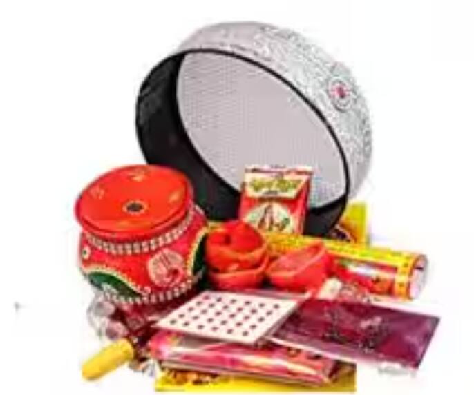 ਕਰਵਾ ਚੌਥ ਦੀ ਪੂਜਾ ਵਿੱਚ ਕਈ ਤਰ੍ਹਾਂ ਦੀਆਂ ਸਮੱਗਰੀਆਂ ਦੀ ਵਰਤੋਂ ਕੀਤੀ ਜਾਂਦੀ ਹੈ। ਪਰ ਮਿੱਟੀ ਦਾ ਕਰਵਾ ਸਭ ਤੋਂ ਮਹੱਤਵਪੂਰਨ ਮੰਨਿਆ ਜਾਂਦਾ ਹੈ। ਕਿਉਂਕਿ ਇਸ ਕਰਵੇ ਦੇ ਜ਼ਰੀਏ ਚੰਦਰਮਾ ਨੂੰ ਅਰਘ ਦੇਣ ਦੀ ਪਰੰਪਰਾ ਹੈ।