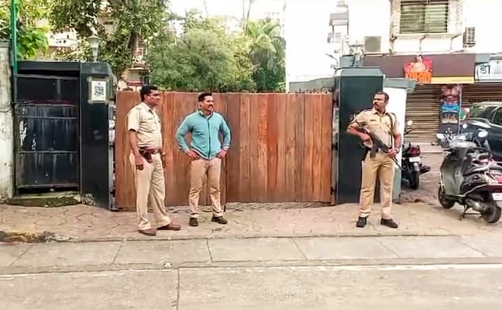 सलमान खान के पनवेल स्थित फॉर्म हाउस पर भी पुलिस का पहरा बढ़ाया गया है.