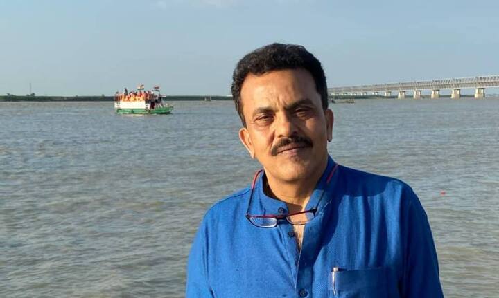 महाराष्ट्राच्या विधानसभा निवडणुकीचा कार्यक्रम जाहीर झाला आहे. लोकसभा निवडणुकीत संधी न मिळालेले किंवा पराभव स्वीकारावा लागल्यानं संसदीय राजकारणाच्या बाहेर असलेले नेते पुन्हा एकदा जनतेचा कौल मिळतो यासाठी विधानसभा निवडणूक लढवण्याची शक्यता आहे. मुंबई उत्तर मधून काँग्रेसच्या तिकीटावर खासदार झालेले संजय निरुपम सध्या शिवसेनेत आहेत. ते दिंडोशी विधानसभा मतदारसंघातून इच्छुक असल्याची माहिती आहे. तिथं सध्या ठाकरे गटाचे सुनील प्रभू आमदार असून तेच पुन्हा रिंगणात असतील. एकनाथ शिंदेंनी निरुपम यांना संधी दिल्यास संजय निरुपम विरुद्ध सुनील प्रभू असा सामना पाहायला मिळेल.