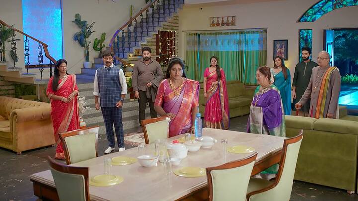 కోపంగా ఇంటికొచ్చిన రాజ్ ని కన్వెన్స్ చేసేందుకు ప్రయత్నిస్తారు అపర్ణ, ఇందిరాదేవి. ఎవరేం చెప్పినా కానీ నేను మరోసారి మోసపోవాలి అనుకోవడం లేదనేస్తాడు. చిట్టీ మీరు వాళ్లని కలపాలి అనుకున్న ప్రయత్నం మంచిదే కానీ అందుకోసం నిజాయితీగా ప్రయత్నించండి అంటాడు సీతారామయ్య..