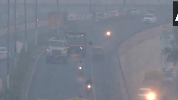 दिल्ली में प्रदूषण को लेकर सालों से सियासी दलों के बीच सियासी उठापटक जारी है. जबकि प्रदूषण की वजह से दिल्ली वालों के लिए सांस लेना भी दूभर हो गया है. हर साल बड़ी संख्या में लोग बीमार होते हैं. प्रदूषण के कारण जो सेहत पर असर हो रहा है, उसकी वजह से लोगों के लिए साल के यह चंद महीने गुजारना बहुत मुश्किल हो जाता है.