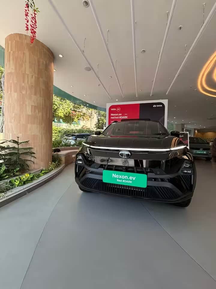 Nexon EVની આ Empowered + 45 Red Dark Editionની કિંમત 17.19 લાખ રૂપિયા રાખવામાં આવી છે. એક્સટીરિયરની સાથે આ નવી એડિશનનું ઈન્ટીરીયર પણ લોકોને આકર્ષી શકે છે.