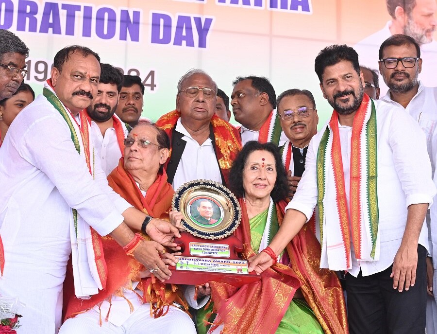 Revanth Reddy: దోపిడీ అంటే కేసీఆర్ ఫ్యామిలీ, ప్రాణ త్యాగాలంటే గాంధీ కుటుంబం: రేవంత్