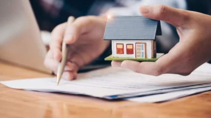 लेकिन क्या कोई ऐसे ही किसी को अपनी प्रॉपर्टी गिफ्ट कर सकता है. तो आपको बता दें इसके लिए भारत में बाकायदा नियम बनाए गए हैं. उन नियमों के अनुसार ही आप किसी को अपनी प्रॉपर्टी गिफ्ट कर सकते हैं.