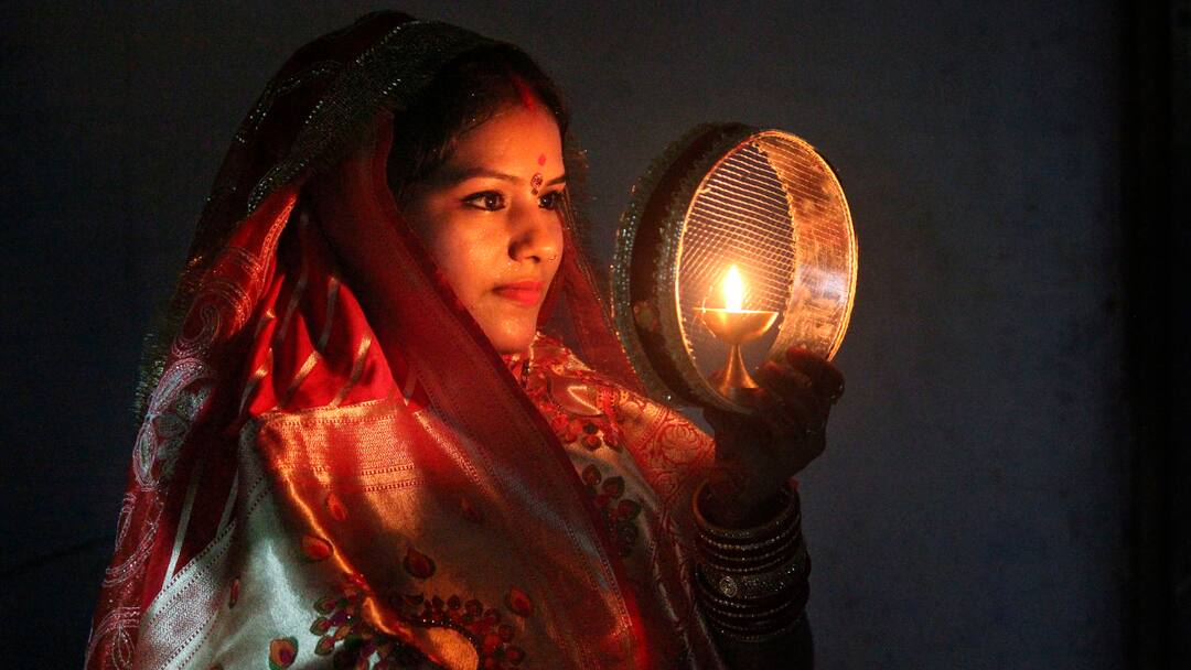 Karwa Chauth 2024 Moon Time in Lucknow Noida Kanpur Karva Chauth Vrat Muhurat Puja Vidhi Chandrodaya Ka Samay UP Karwa Chauth Moonrise Time Today: करवा चौथ पर लखनऊ-नोएडा में कितने बजे निकलेगा चांद? यूपी के इन शहरों का समय