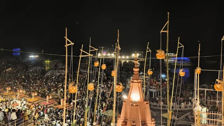 Varanasi Sky Lamp Lightning: इस मौके पर वाराणसी के महापौर अशोक तिवारी, सेना के जवान और अन्य गणमान्य लोगों की मौजूदगी के साथ-साथ बड़ी संख्या में घाट पर श्रद्धालु भी मौजूद रहे.