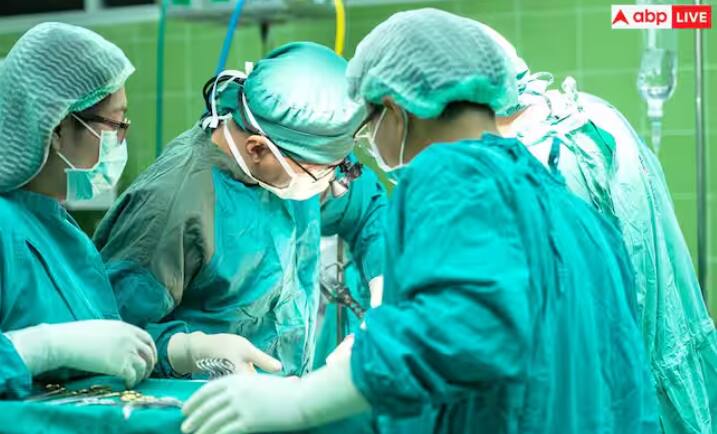 ਜੌਨਸ ਹੌਪਕਿੰਸ ਮੈਡੀਸਨ ਦੇ ਅਨੁਸਾਰ, ਗੋਡਿਆਂ ਦੀ ਤਬਦੀਲੀ, ਜਿਸ ਨੂੰ ਗੋਡੇ ਦੀ ਆਰਥਰੋਪਲਾਸਟੀ ਜਾਂ ਕੁੱਲ ਗੋਡੇ ਬਦਲਣ ਵਜੋਂ ਵੀ ਜਾਣਿਆ ਜਾਂਦਾ ਹੈ। ਇੱਕ ਸਰਜੀਕਲ ਪ੍ਰਕਿਰਿਆ ਹੈ ਜੋ ਗਠੀਏ ਦੁਆਰਾ ਪ੍ਰਭਾਵਿਤ ਗੋਡਿਆਂ ਦੇ ਜੋੜ ਨੂੰ ਦੁਬਾਰਾ ਡਿਜ਼ਾਈਨ ਕੀਤਾ ਗਿਆ ਹੈ। ਇਸ ਵਿੱਚ ਹੱਡੀਆਂ ਦੇ ਸਿਰਿਆਂ ਨੂੰ ਢੱਕਣਾ ਸ਼ਾਮਲ ਹੁੰਦਾ ਹੈ ਜੋ ਗੋਡੇ ਦੇ ਜੋੜ ਨੂੰ ਬਣਾਉਂਦੇ ਹਨ, ਨਾਲ ਹੀ ਗੋਡੇ ਦੀ ਕੈਪ ਨੂੰ ਧਾਤ ਅਤੇ ਪਲਾਸਟਿਕ ਦੇ ਹਿੱਸਿਆਂ ਨਾਲ ਢੱਕਣਾ ਸ਼ਾਮਲ ਹੁੰਦਾ ਹੈ। ਇਹ ਸਰਜਰੀ ਆਮ ਤੌਰ 'ਤੇ ਗੰਭੀਰ ਗਠੀਏ ਜਾਂ ਗੰਭੀਰ ਗੋਡਿਆਂ ਦੀਆਂ ਸੱਟਾਂ ਵਾਲੇ ਵਿਅਕਤੀਆਂ ਦੀ ਕੀਤੀ ਜਾਂਦੀ ਹੈ।