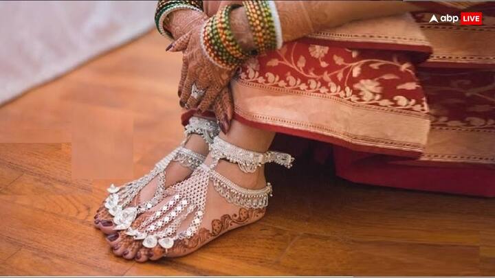 करवा चौथ पर विवाहित स्त्रियों को बिछिया-पायल पहनना चाहिए, ये दोनों ही शितलता प्रदान करती हैं, महिलाओं के शरीर से शरीर से नकारात्मकता दूर करने में मदद करती हैं.