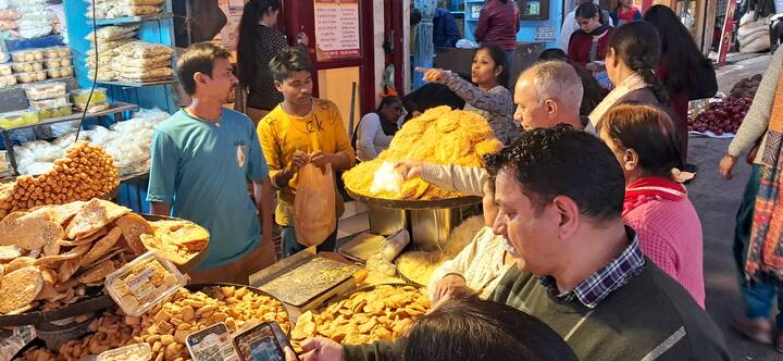 करवा चौथ का व्रत अपने पति की लंबी उम्र के लिए रखा जाता है. रविवार को करवा चौथ व्रत से पहले बाजारों में सुहागिन महिलाओं की भारी भीड़ देखी जा रही है.