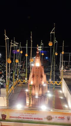 वाराणसी में शहीदों की याद में दशाश्वमेध घाट पर जले आकाशदीप, देखें आयोजन की तस्वीरें