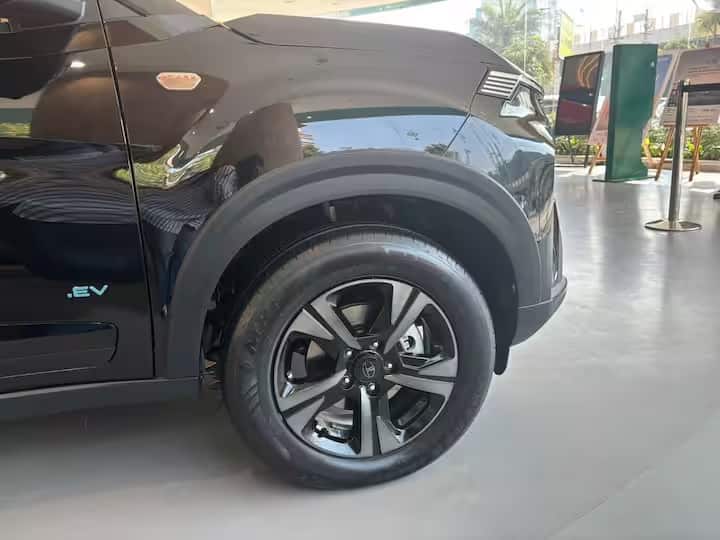 Nexon EVની રેડ ડાર્ક એડિશનમાં ઘણા કોસ્મેટિક ફેરફારો કરવામાં આવ્યા છે. આ વાહનના બાહ્ય રંગને કાર્બન બ્લેક શેડમાં આપવામાં આવ્યો છે. આ કારના આગળના ભાગમાં એક પિયાનો બ્લેક ગ્રીલ લગાવવામાં આવી છે, જેના પર ટાટાનો લોગો વધુ ડાર્ક કરવામાં આવ્યો છે.