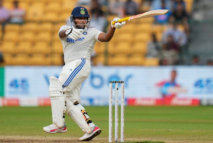 सरफराज खान ने अंतर्राष्ट्रीय करियर का पहला शतक न्यूजीलैंड के खिलाफ बेंगलुरु में खेले जा रहे पहले टेस्ट में जड़ा. सरफराज ने जरूरत के वक्त टीम इंडिया के लिए शतकीय पारी खेली.