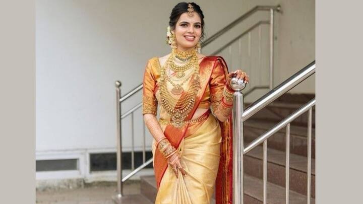 1. South Indian Wedding Pleated Saree Pallu: This variation of the Nivi drape showcases escalating pleats from the shoulder to the torso, ideal for silk sarees like Kanjivaram. The pleats cascade beautifully from the shoulder to the back. (Image source: Pinterest/ Akshara)
