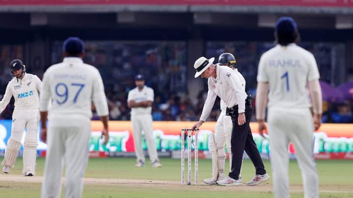 India vs New Zealand 1st Test: बैंगलोर टेस्ट के चौथे दिन ओवर बचे होने के बावजूद न्यूजीलैंड के खिलाड़ी बैटिंग नहीं करने आए. अंपायर्स ने कम रौशनी का हवाला देते हुए मैच रोक दिया.