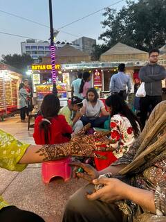 दिल्ली में करवा चौथ पर महिलाओं ने लगवाई मेहंदी, बाजारों में दिखी रौनक, देखें तस्वीरें