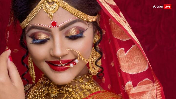 करवा चौथ पर श्रृंगार ऐसे करें - बिंदी, काजल, सिंदूर, मेहंदी, चूड़ी, मंगलसूत्र, नथ, गजरा, मांगटीका, झुमके, बाजूबंद, करधनी, अंगूठी, बिछिया, पायल, लाल जोड़ा