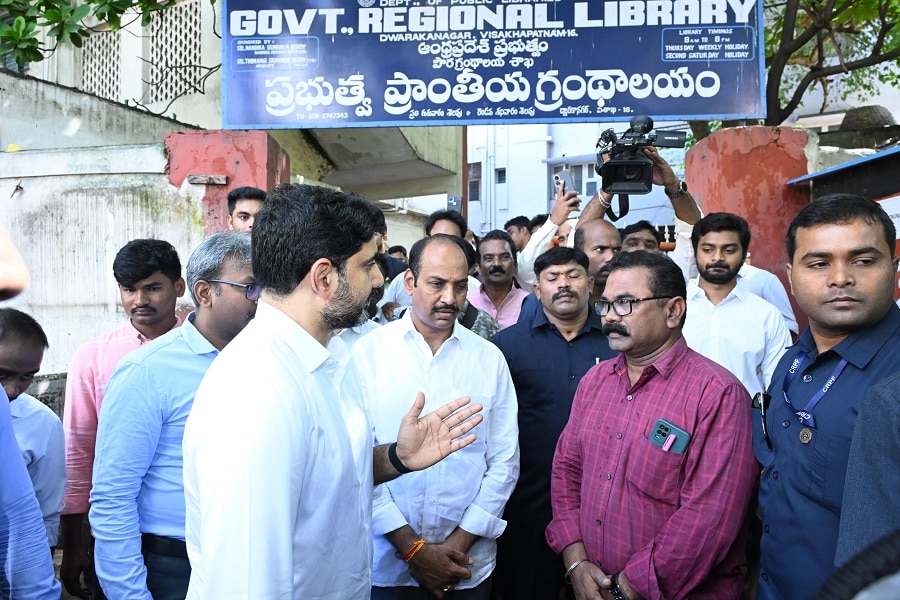 Nara Lokesh: మున్సిపల్ స్కూలులో మంత్రి లోకేష్ ఆకస్మిక తనిఖీలు, చిన్నారులతో సరదాగా ఫొటోలు