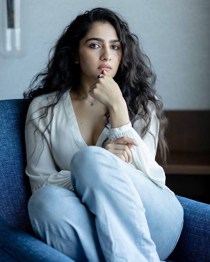 Rukmini Vasanth Photos: 'సప్త సాగరాలు దాటి' సినిమాతో కన్నడ ప్రేక్షకులను మాత్రమే కాదు... తెలుగు ప్రేక్షకులు మనసు కూడా దోచుకున్న కథానాయిక రుక్మిణి వసంత్. సోషల్ మీడియాలో ఆవిడ లేటెస్ట్ ఫోటోలు షేర్ చేశారు. వాటిని మీరు చూడండి. (Image Courtesy: rukmini_vasanth / Instagram)