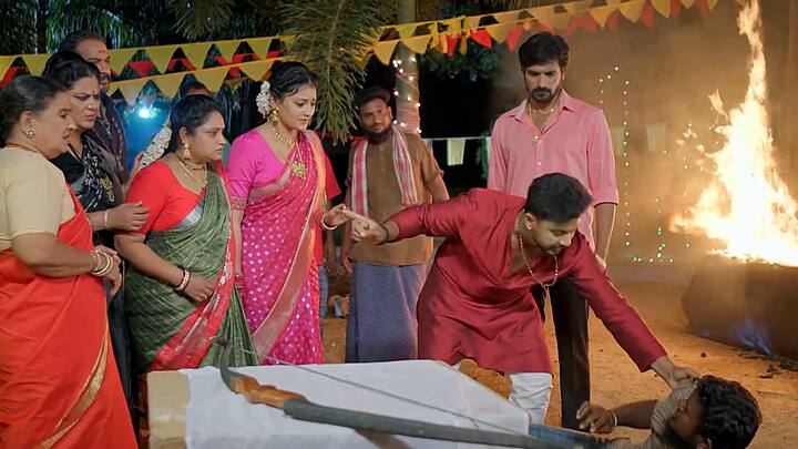 తాను దొరికిపోతానని భయపడిన రుద్ర..రేణుకను అక్కడినుంచి తీసుకెళ్లేందుకు ప్రయత్నిస్తాడు. మహదేవయ్య కూడా రుద్రకి సపోర్ట్ చేస్తాడు. అప్పుడు ఆపిన క్రిష్..వదినని ఎవరు కట్టేశారో తనకు తెలియాలి అంటాడు.. రుద్ర పురమాయించిన పనోడిని పట్టుకుని చితక్కొట్టగానే రుద్ర పేరు చెప్పేస్తాడు