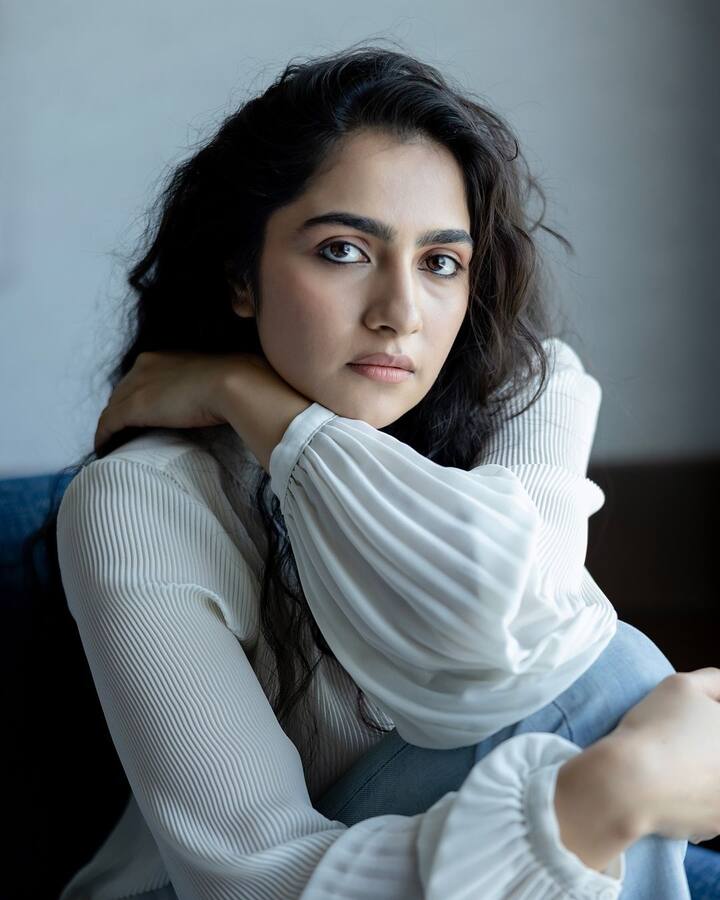 నిఖిల్ 'అప్పుడో ఇప్పుడో ఎప్పుడో' సినిమా కంటే ముందు మరో కన్నడ సినిమాతో తెలుగు ప్రేక్షకులను పలకరించునున్నారు రుక్మిణి వసంత్. శ్రీ మురళి హీరోగా నటించిన భగీర సినిమాలో ఆవిడ హీరోయిన్. ఆ సినిమా అక్టోబర్ 31న ప్రేక్షకుల ముందుకు వస్తోంది. (Image Courtesy: rukmini_vasanth / Instagram)
